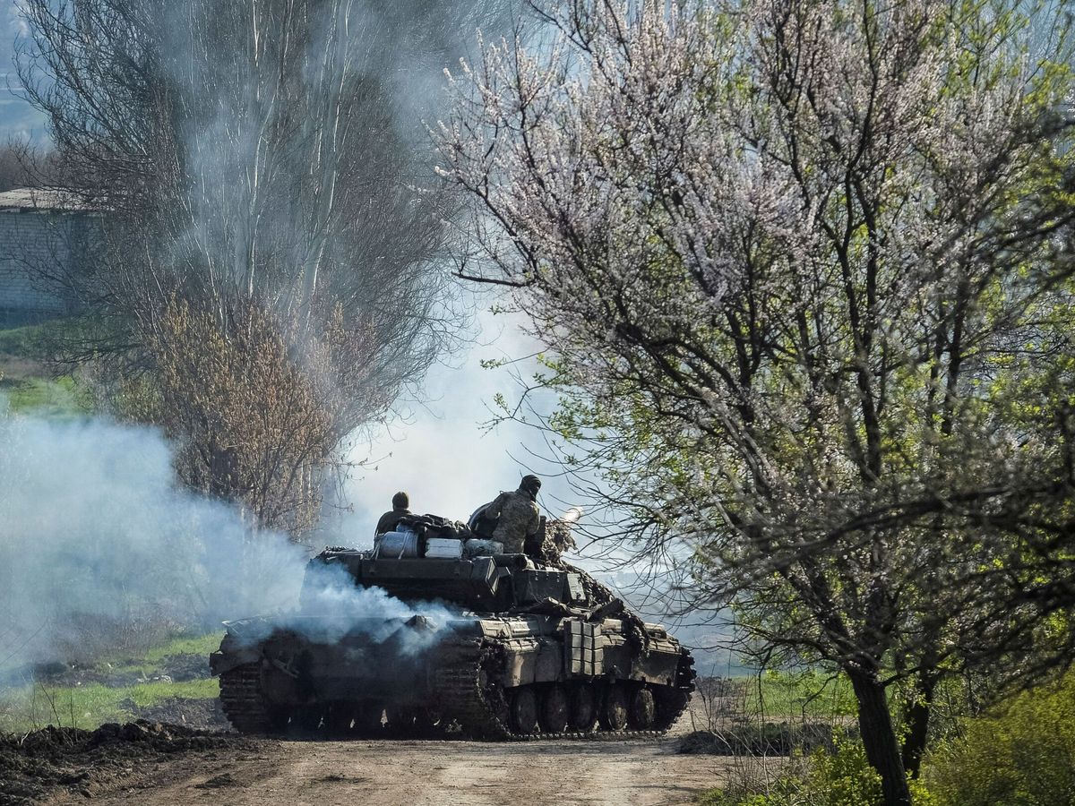 Foto: Miembros del ejército ucraniano montan en un tanque cerca de la ciudad de Bajmut. (Reuters)