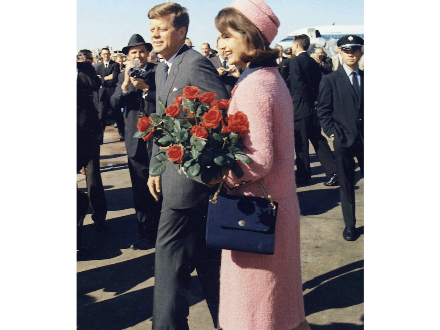 Los Kennedy llegando al aeropuerto de Dallas. (Wikipedia)
