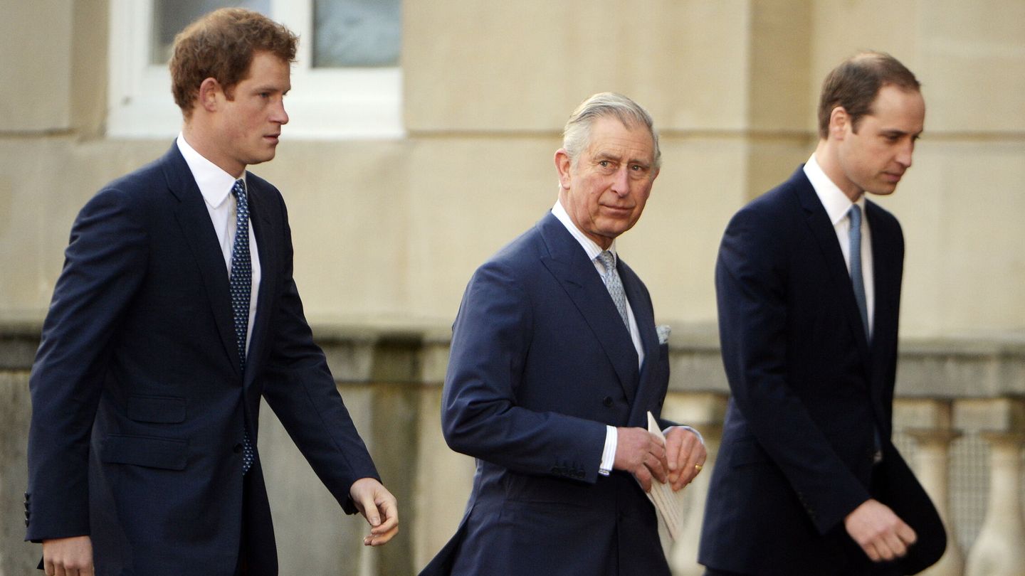 El rey Carlos III junto a Harry y Guillermo. (Reuters)
