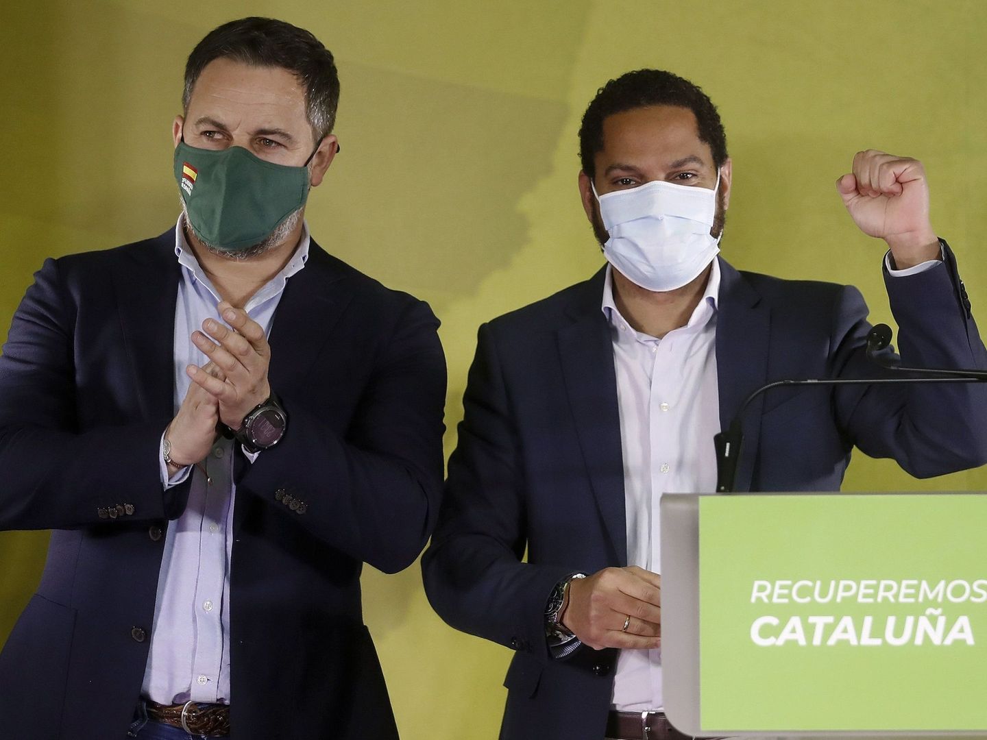 El candidato a la presidencia de la Generalitat por Vox, Ignacio Garriga (d), acompañado por el presidente del partido, Santiago Abascal. (EFE)