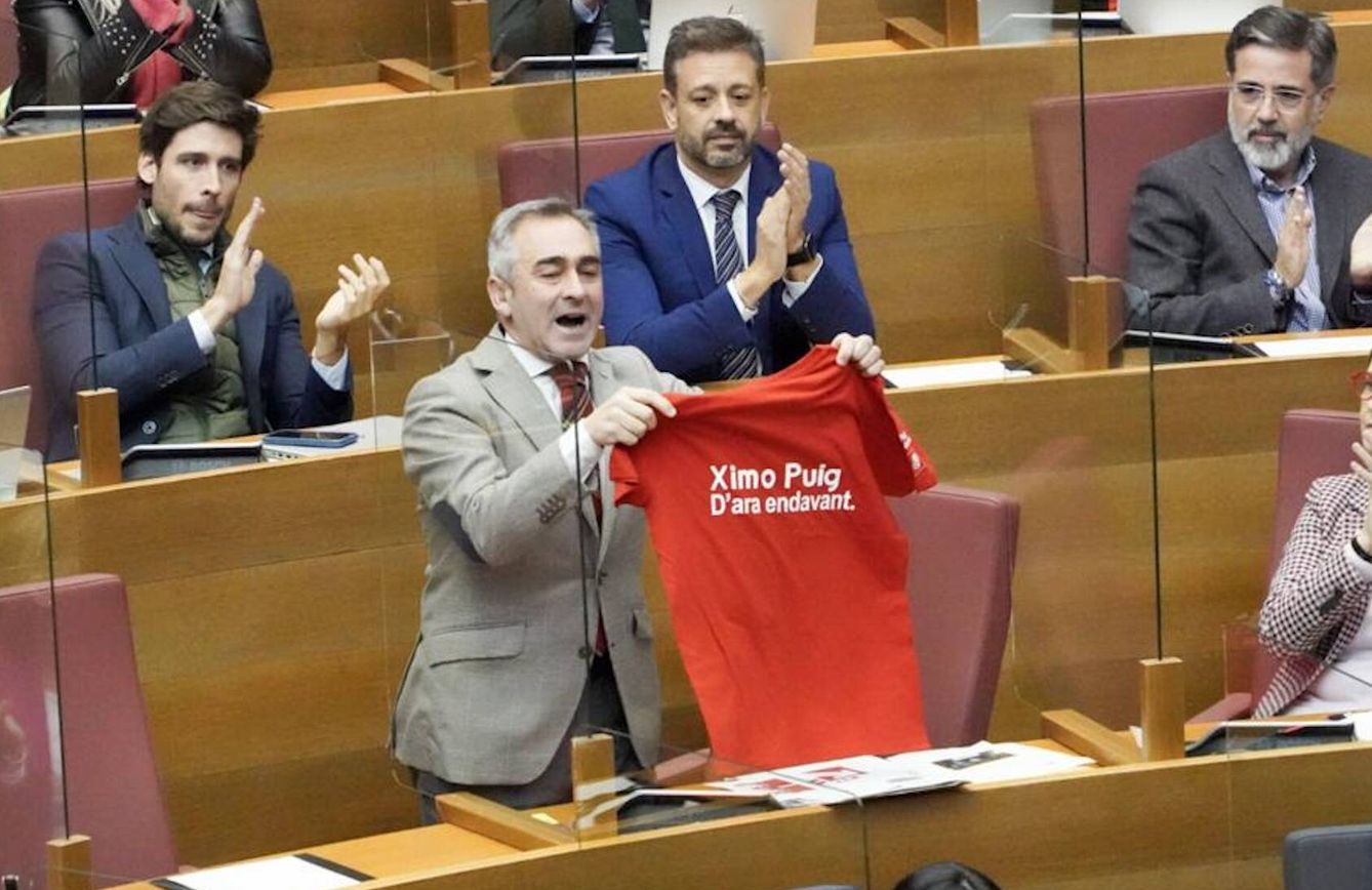 Miguel Barrachina, en las Cortes, con la camiseta de las primarias de Ximo Puig. 