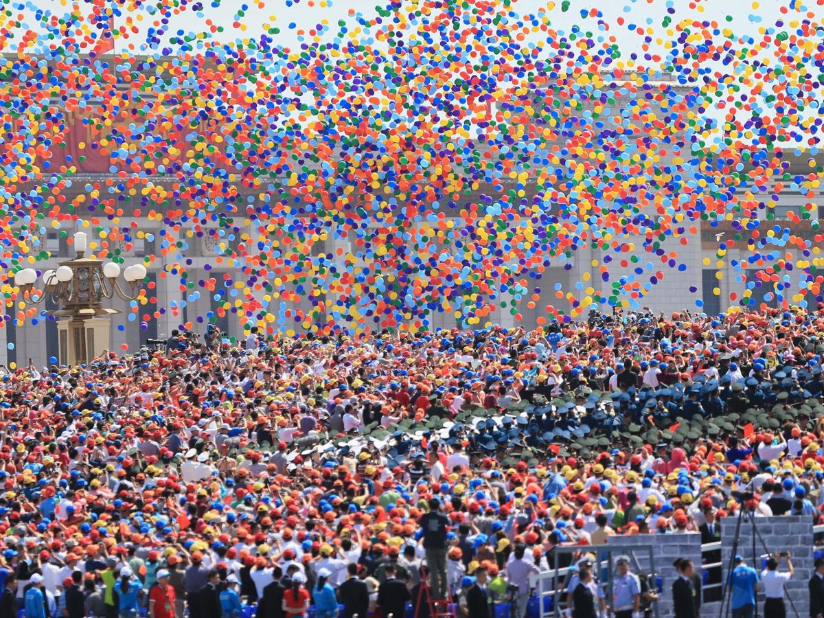 Foto: Suelta de miles de globos en una celebración. (EFE) 