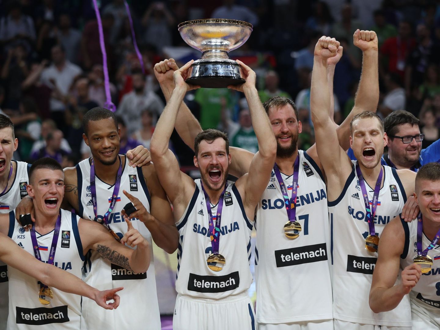 Goran Dragic (c) levanta el título de campeón de Europa de baloncesto. (EFE)