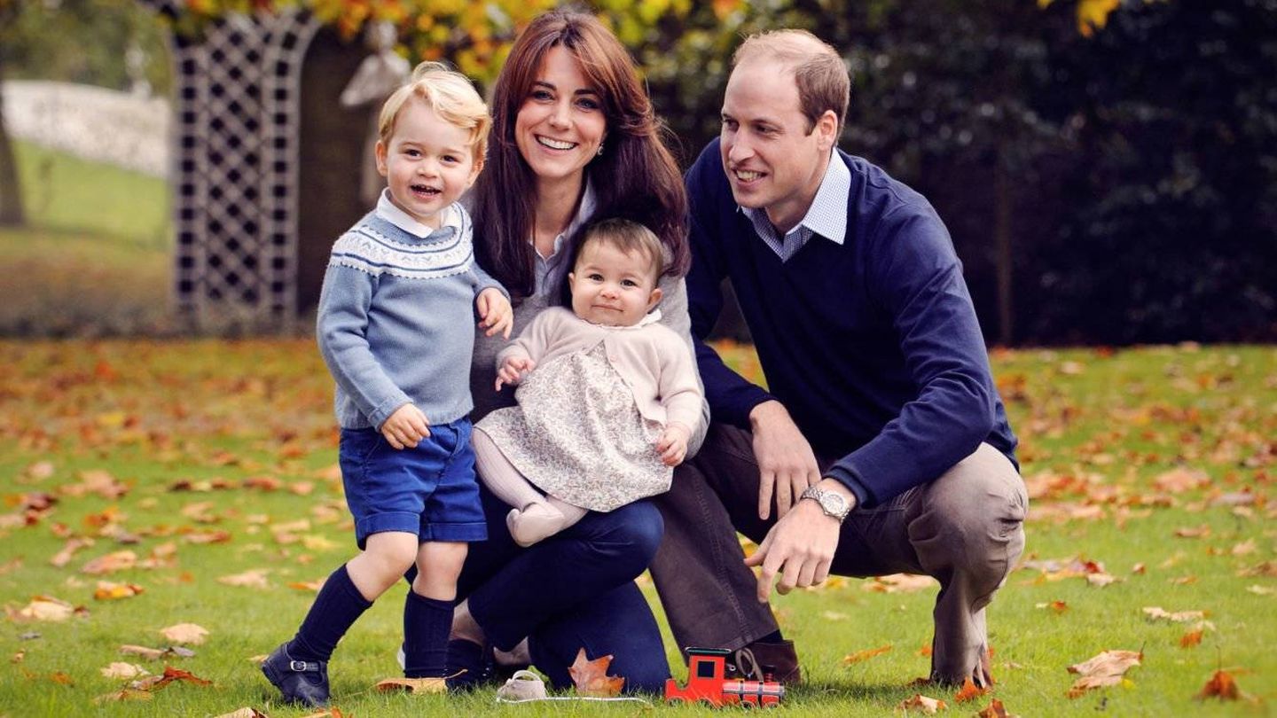 Los duques y sus hijos en los jardines de Anmer Hall. (Casa Real británica)