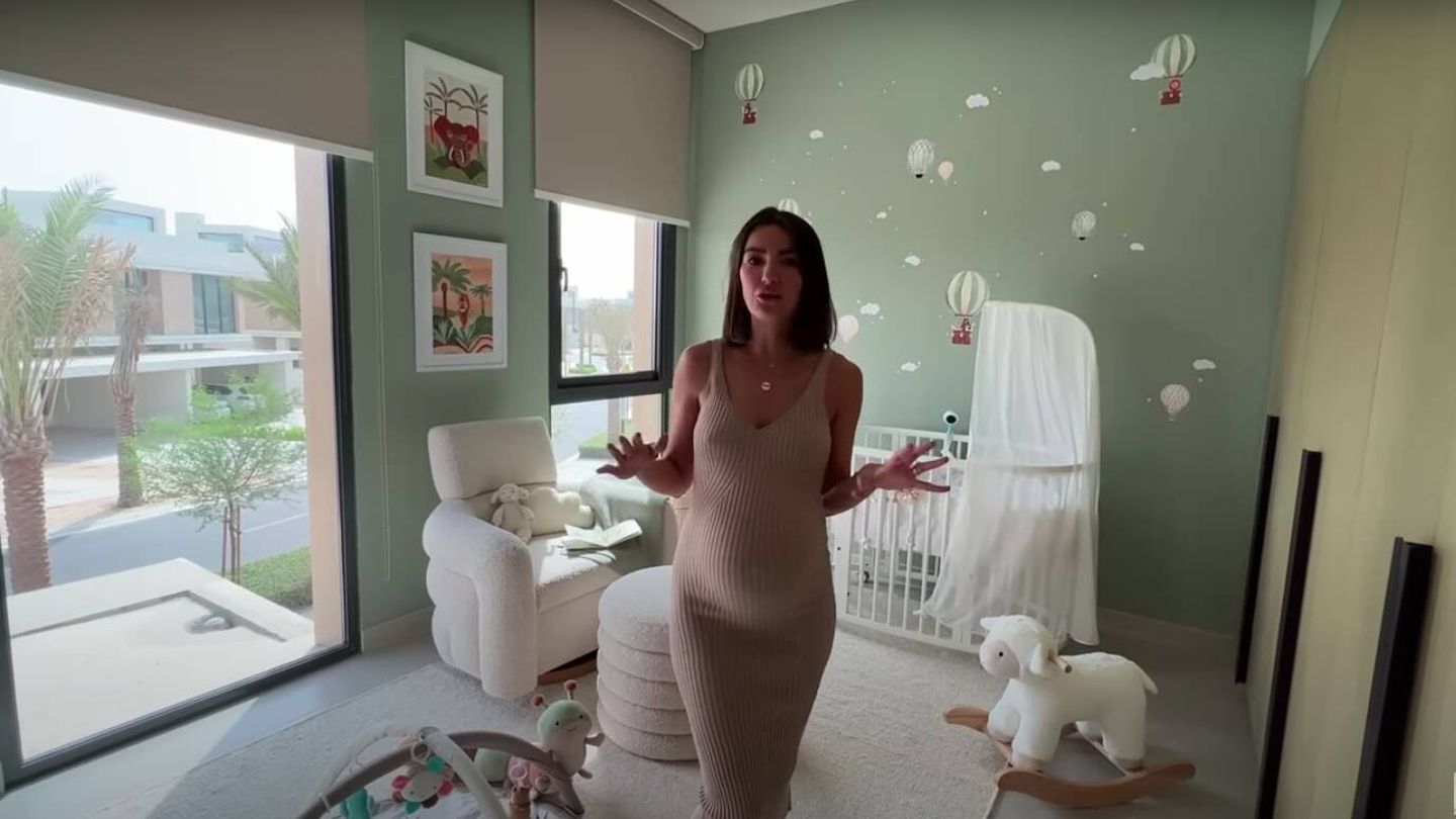 Alexandra Pereira en la habitación de su hijo. (YouTube)