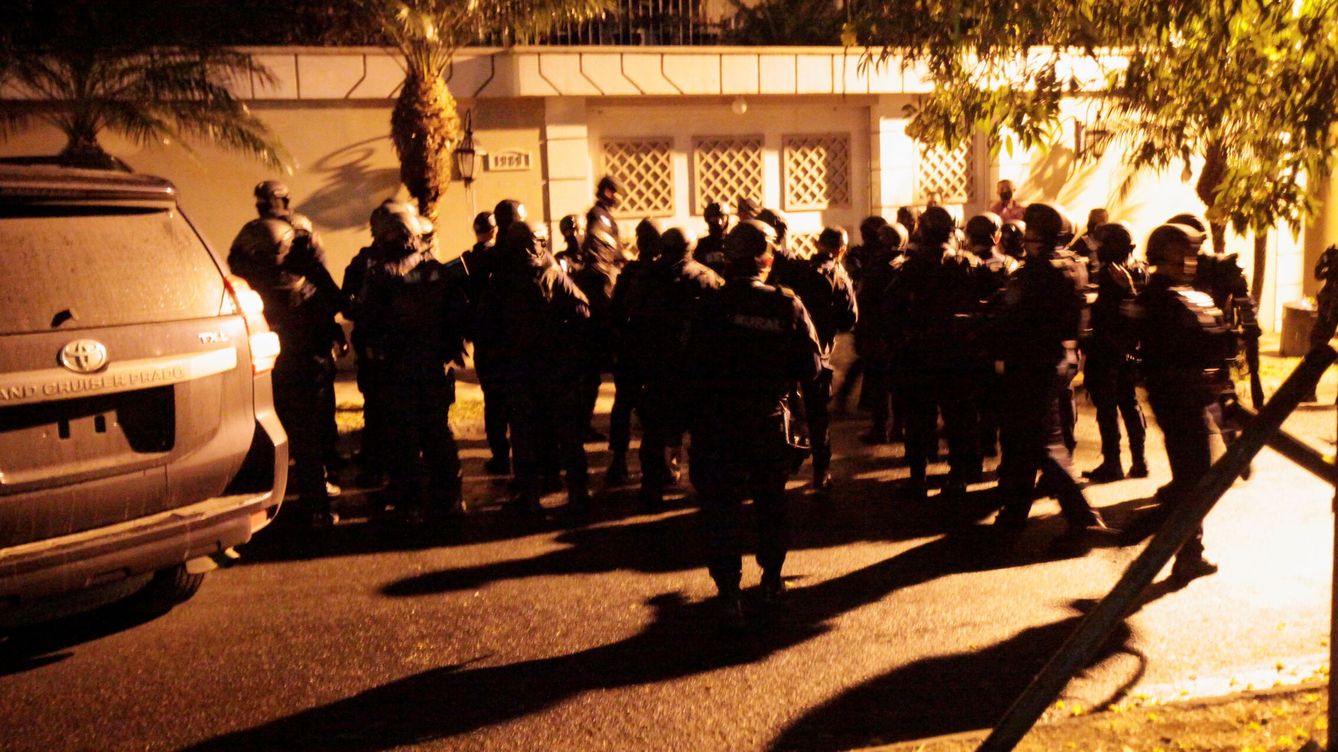 Foto: Agentes hondureños rodean el domicilio de Juan Orlando Hernandez, (Reuters/Fredy Rodriguez)