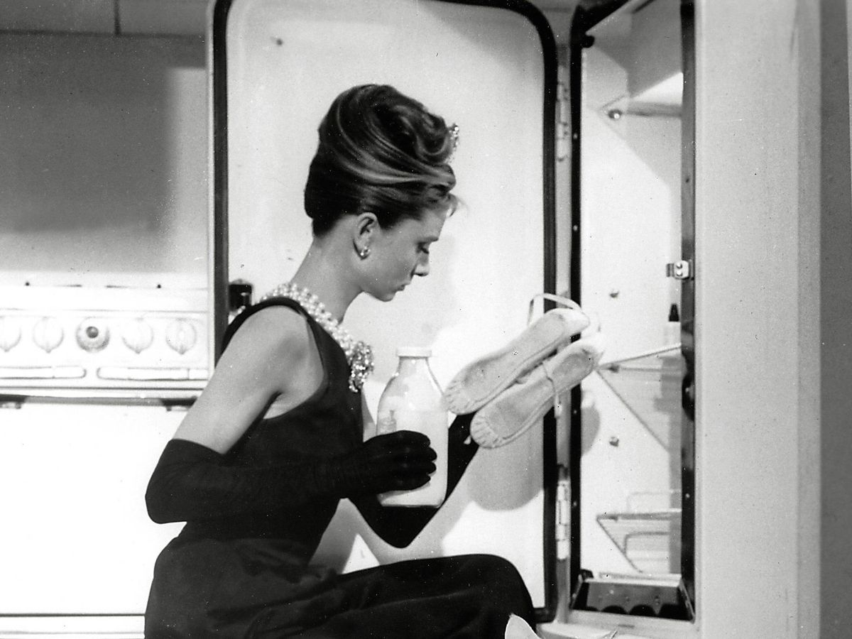 Foto: Audrey Hepburn y sus dudas sobre la leche en un fotograma de 'Desayuno con diamantes'. (Cordon Press)