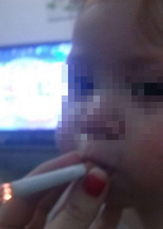 Foto: Imagen de la niña de un año fumando (Instagram/@lapelirrojah_delbarriooh)