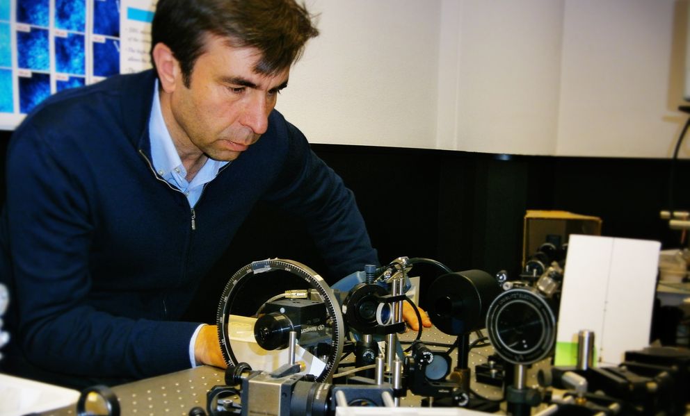 Pablo Artal, en el Laboratorio de Óptica de la Universidad de Murcia (LOUM)