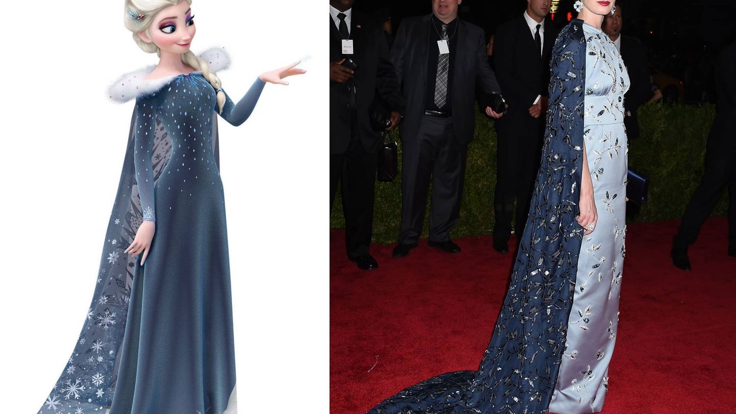 De nuevo de Prada con un vestido azul con capa igualito al de Elsa de 'Frozen'. (Gtres)