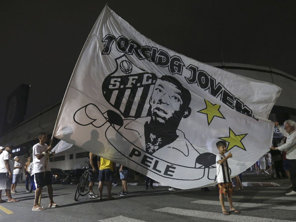 Foto: Aficionados del club Santos se concentran frente al estadio Urbano Caldeira en la Vila Belmiro en la ciudad de Santos. (EFE/Guilherme Dionizio).
