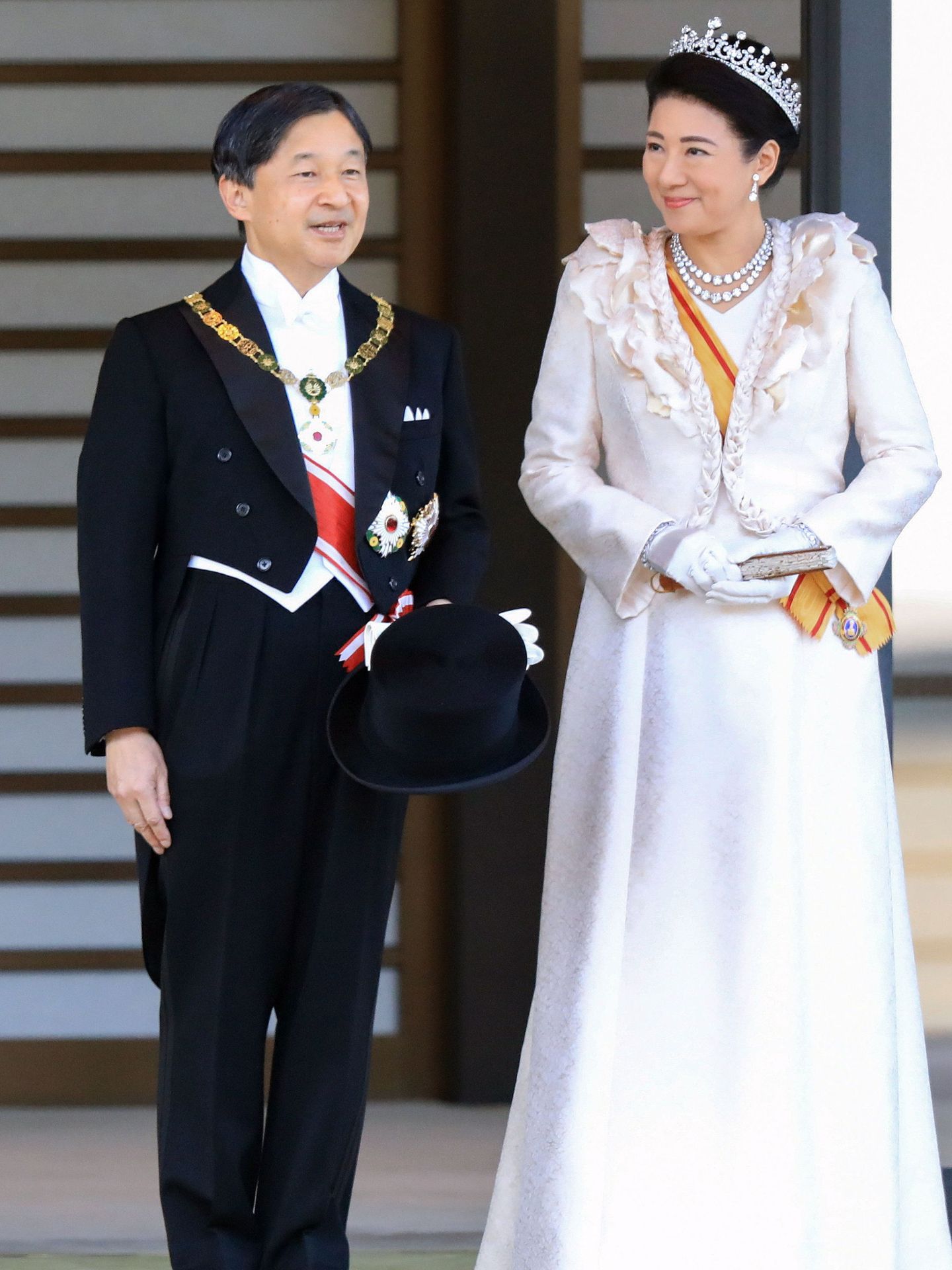 El emperador Naruhito y la emperatriz Masako durante el desfile. (EFE)