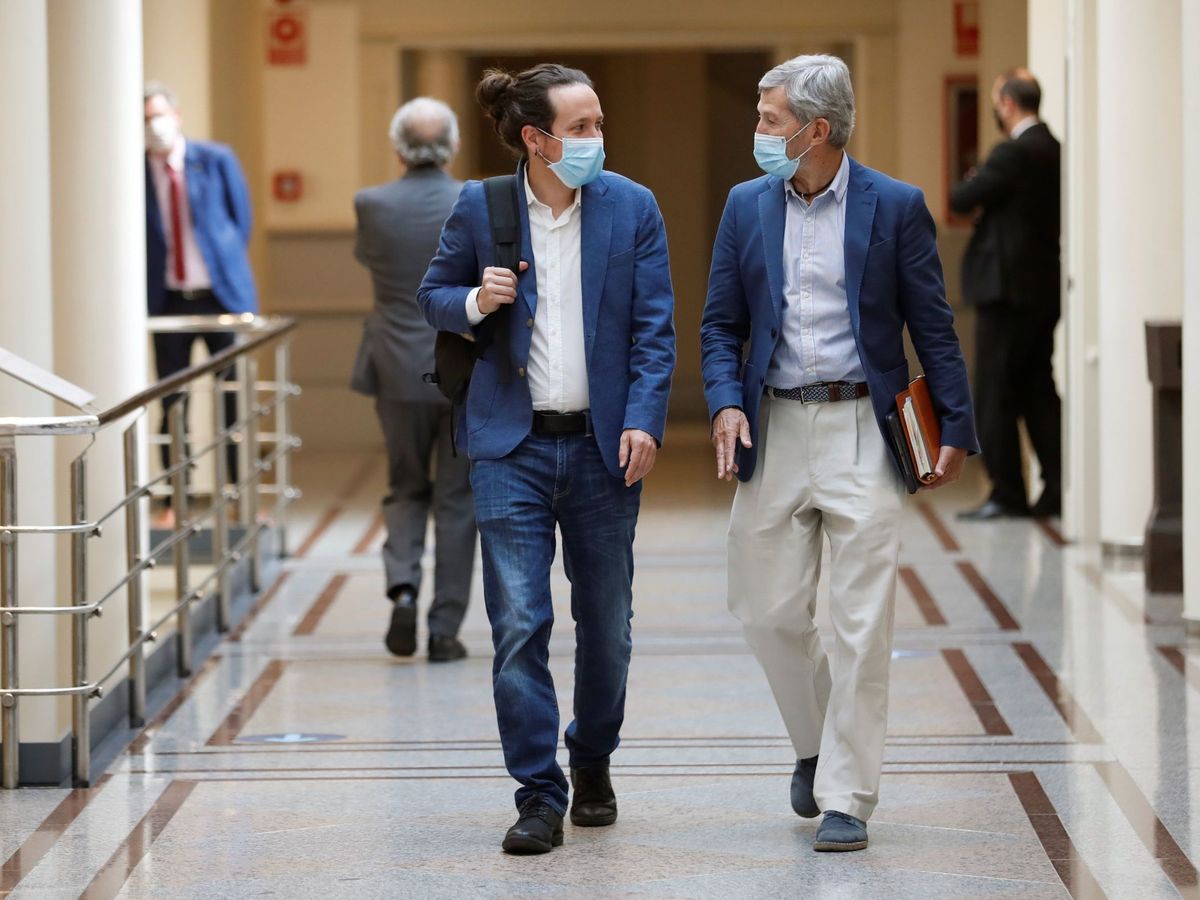 Foto: Pablo Iglesias y José Julio Rodríguez, en los pasillos del Senado. (EFE)