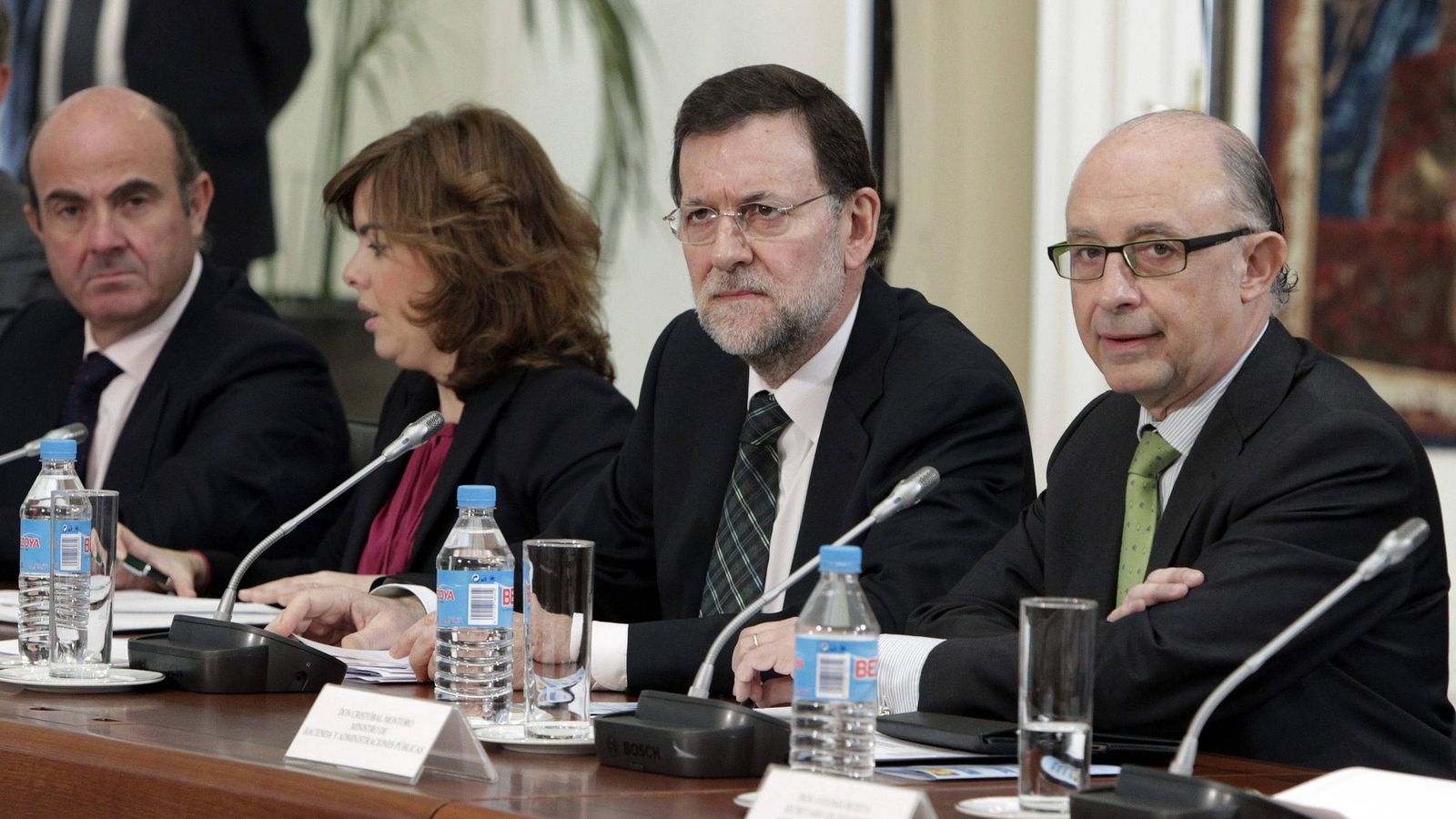 Foto: El presidente del Gobierno, Mariano Rajoy (2d); el ministro de Hacienda, Cristóbal Montoro (d); el ministro de economía, Luis de Guindos (i), y la vicepresidenta Soraya Sáenz de Santamaría (2i). (EFE)
