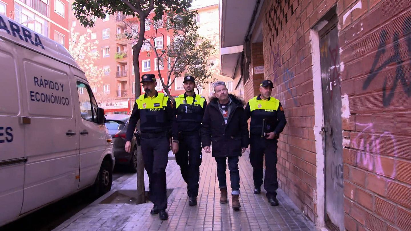 Chicote con la policía local de Zaragoza. (Atresmedia)