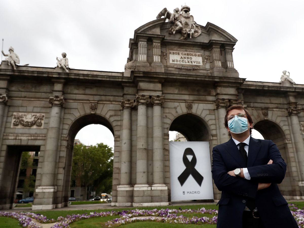Foto: El alcalde de Madrid, José Luis Martínez-Almeida, junto al crespón negro en la Puerta de Alcalá. (EFE)