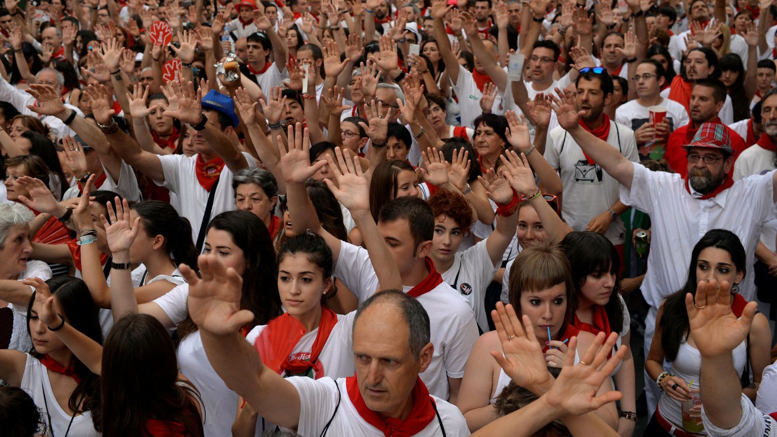 Foto: Imagen de la concentración contra la violencia sexual contra las mujeres tras la violación acontecida en San Fermín. (Reuters)