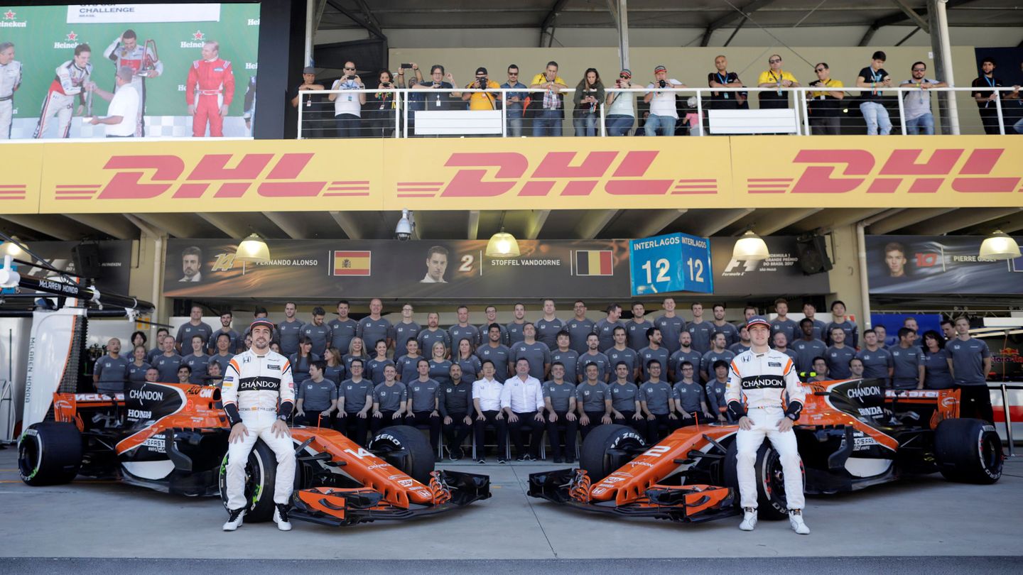 Fernando Alonso y Stoffel Vandoorne repiten como pilotos de McLaren en 2018. (Reuters)