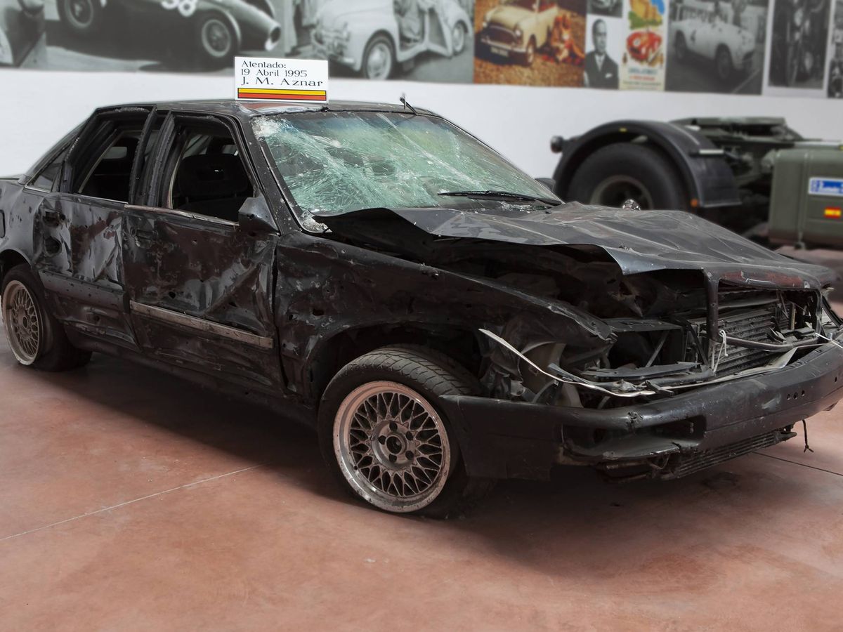 Foto: El coche de Aznar se mantiene en el estado que quedó tras la explosión de la bomba. 