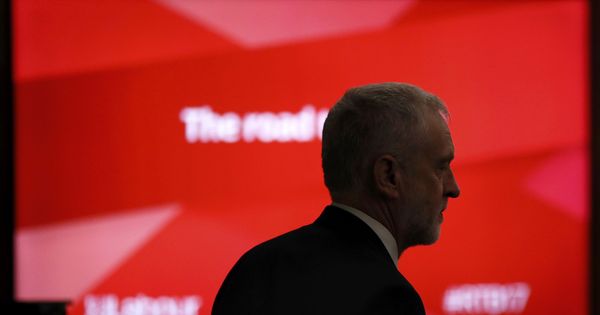 Foto: El líder laborista Jeremy Corbyn comparece tras la pérdida del escaño de Copeland, el 24 de febrero de 2017 (Reuters)