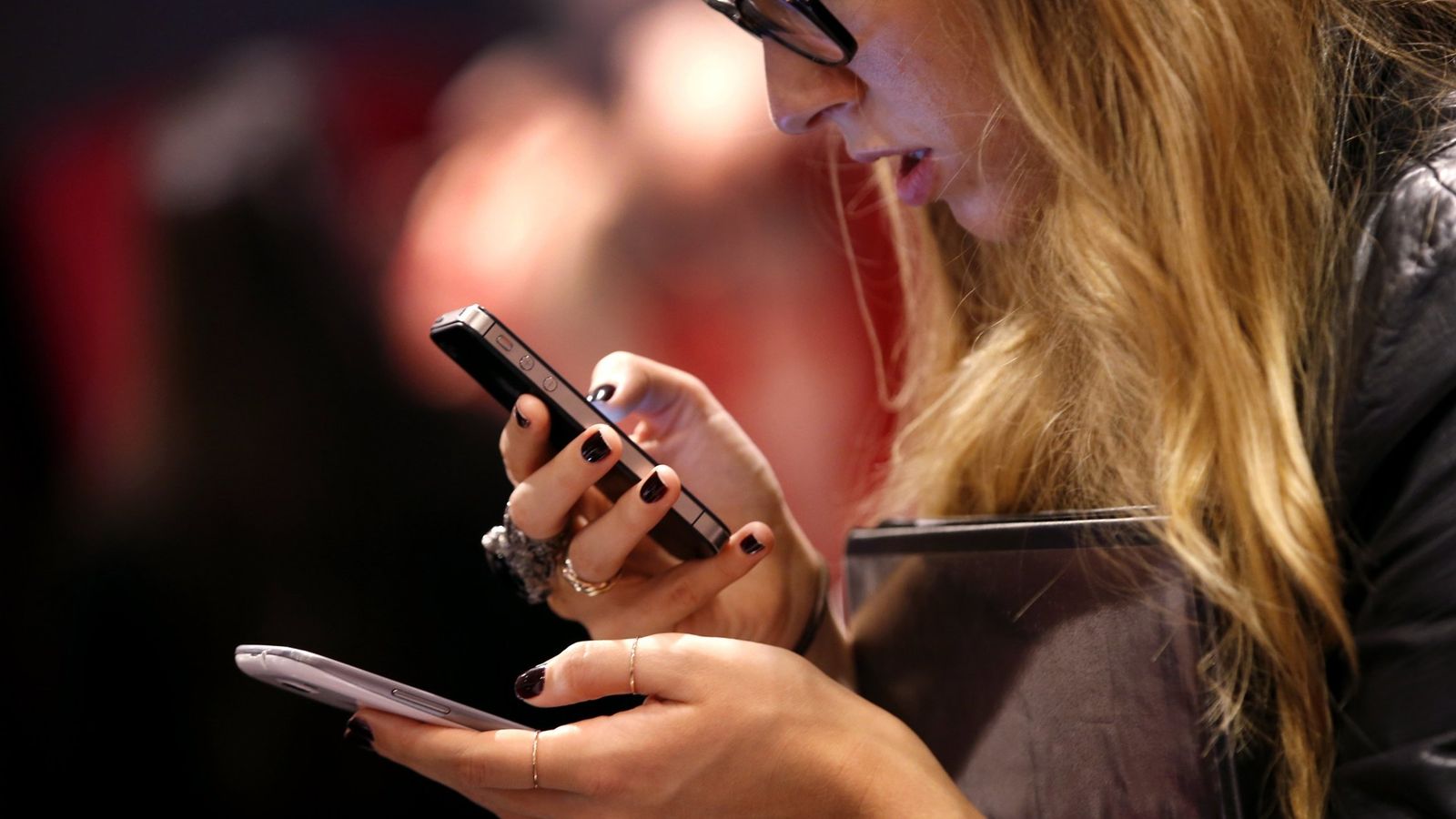 Foto: Una mujer mira dos 'smartphones'. (Reuters)