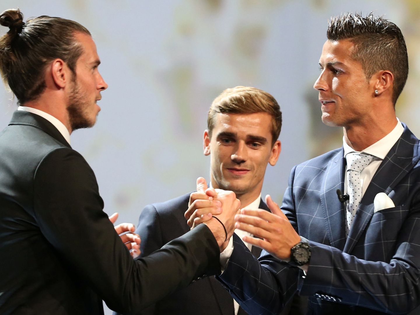 Cristiano saluda a Bale en presencia de Griezmann durante la entrega del trofeo al mejor jugador de la FIFA.