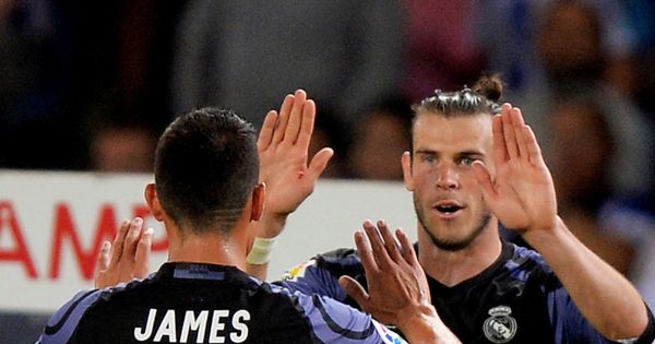 Foto: James y Bale se saludan en un partido del Real Madrid contra la Real Sociedad en Anoeta. (Efe)