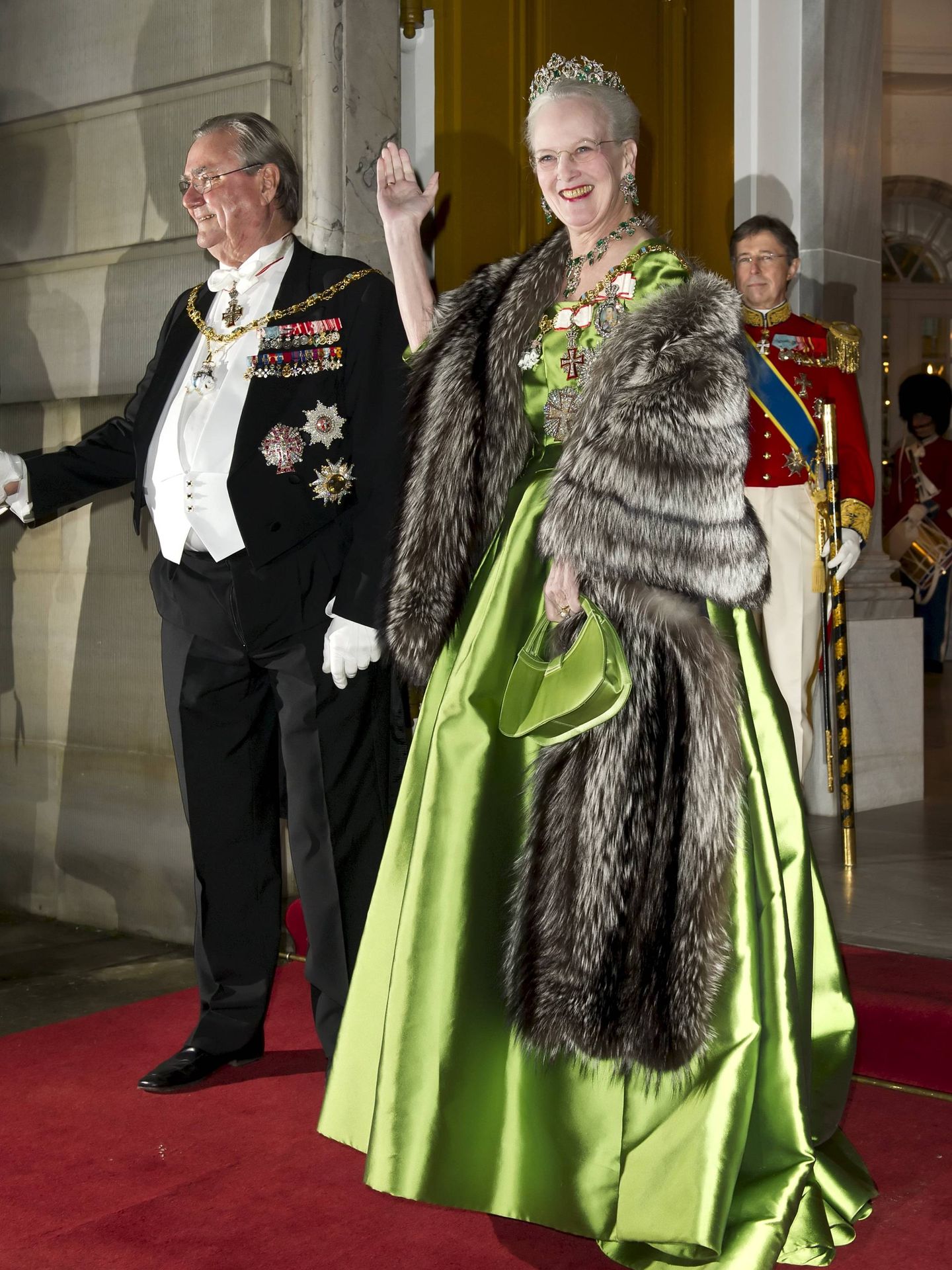 La reina Margarita y el príncipe Enrique, en la gala de Año Nuevo de 2001. (Cordon Press)