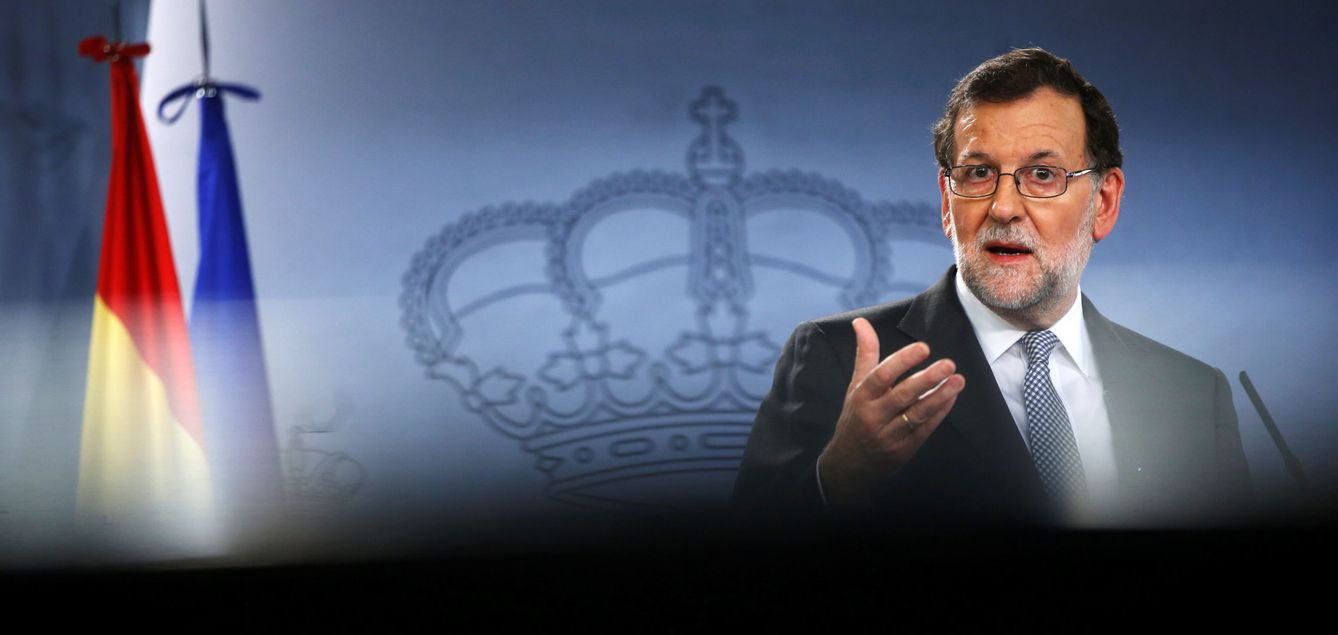 Mariano Rajoy, en La Moncloa tras su reunión con Carles Puigdemont, el pasado 20 de abril. (Reuters)