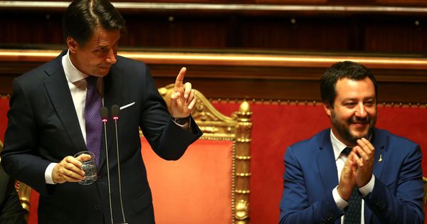 Foto: Giuseppe Conte gesticula junto al ministro del Interior italiano, Matteo Salvini, durante una sesión del Senado en Roma. (Reuters)