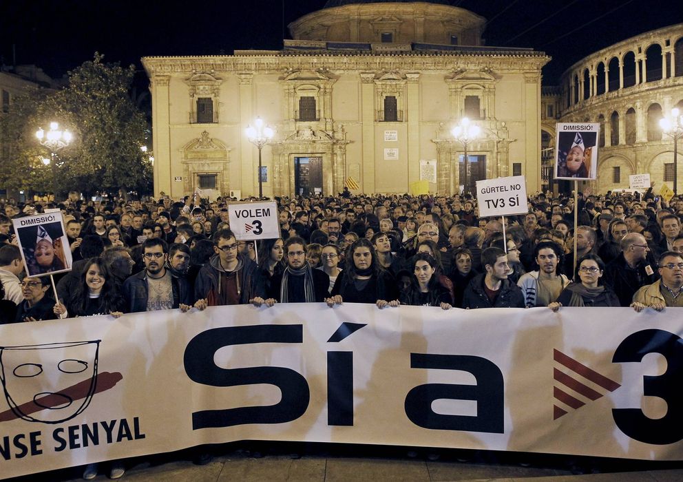 Foto: Concentración en Valencia en febrero de 2011, contra el cierre de los repetidores que permitían ver TV3. (EFE)