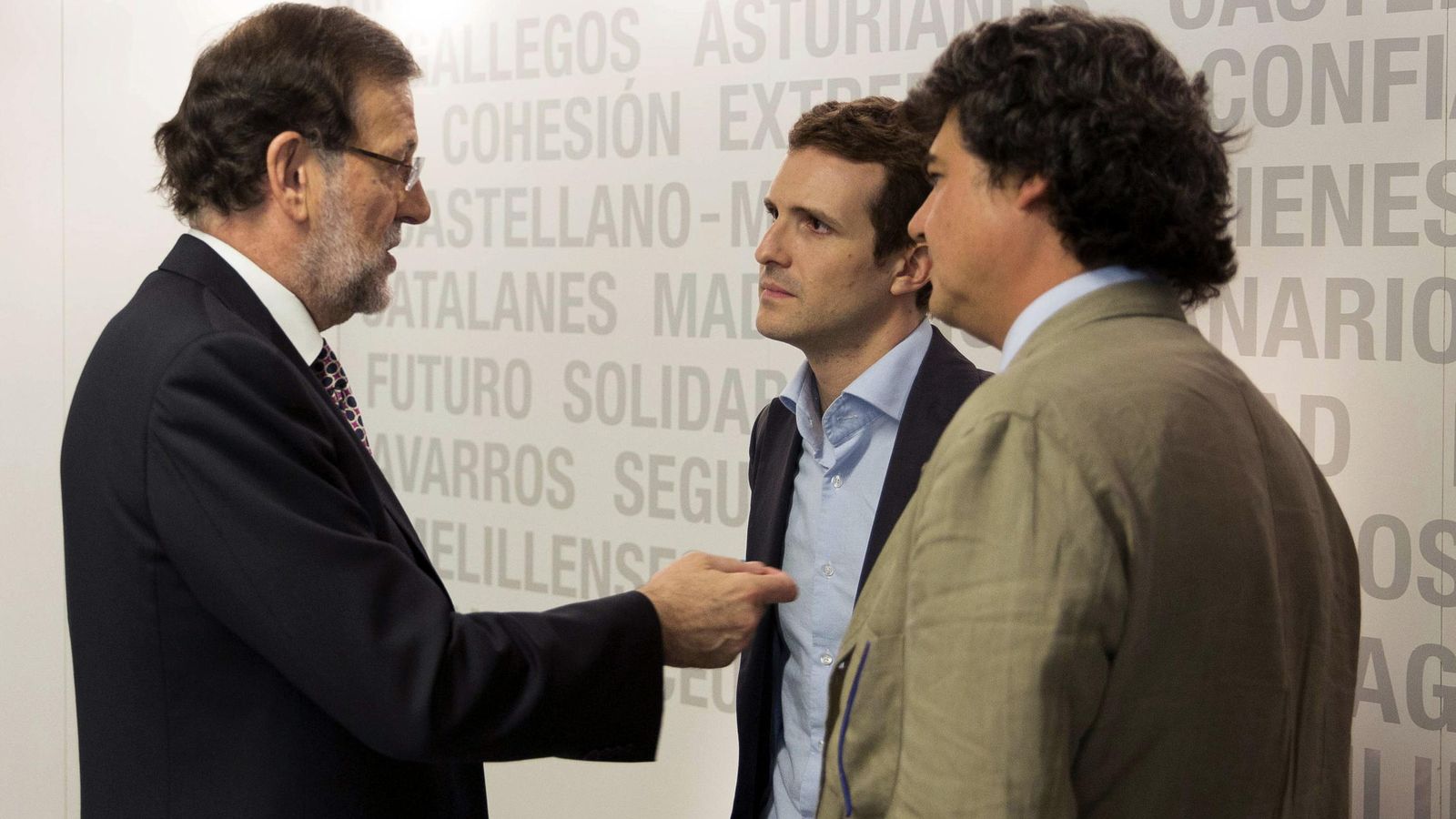 Foto: Mariano Rajoy (i) conversa con el que será vicesecretario de Comunicación, Pablo Casado (2d), y el futuro director de campaña para las elecciones generales, Jorge Moragas (d). (EFE)