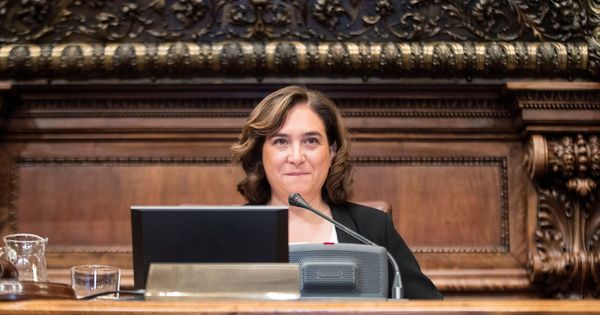 Foto: La alcaldesa de Barcelona, Ada Colau, en un Pleno del consistorio. (EFE)
