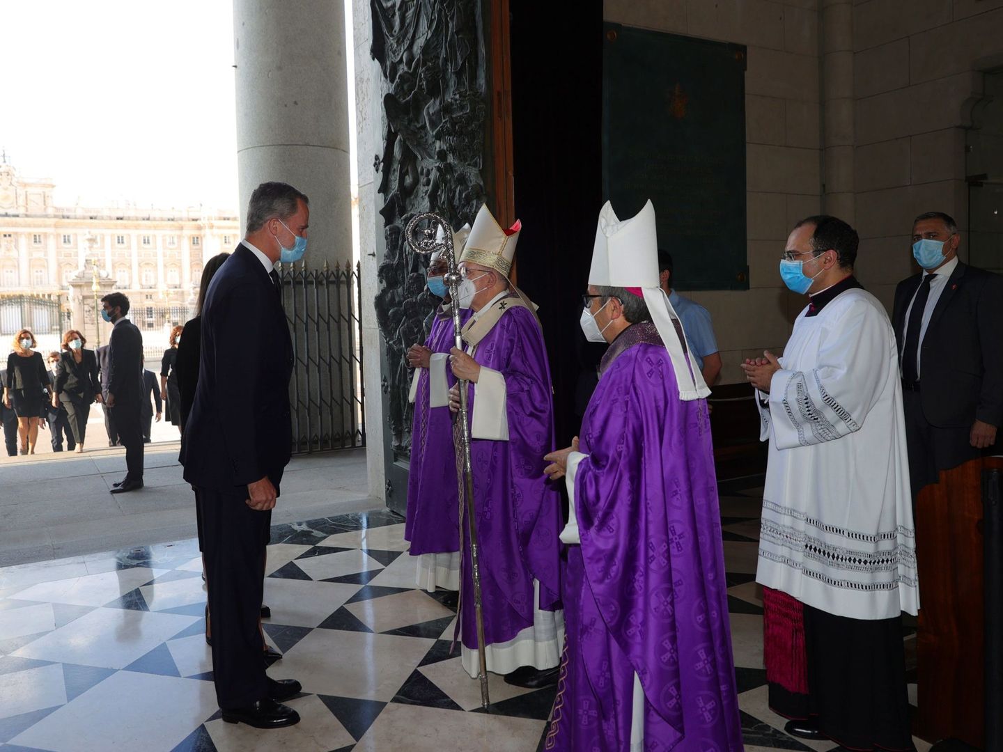 El Rey saludando a la entrada de la misa funeral. Pinche aquí para ver la fotogalería completa.