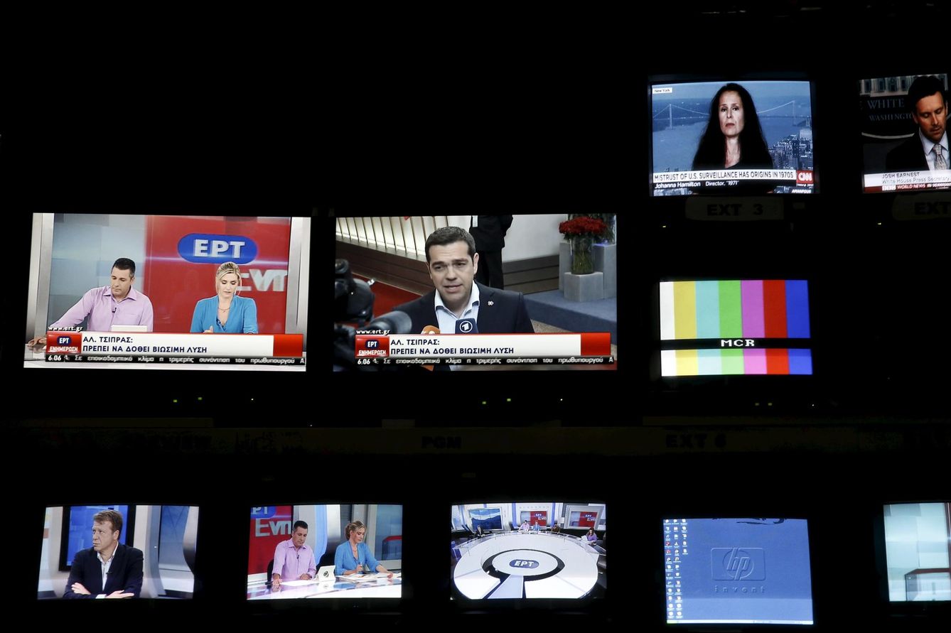 Tsipras, en varios monitores de una sala de control de la cadena pública ERT tras su reapertura en Atenas. (Reuters).