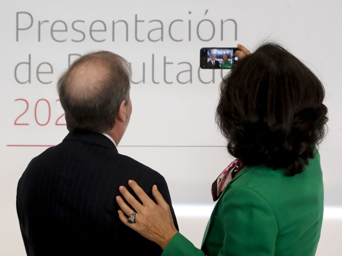 Foto: Ana Botín, presidenta del Santander, y Héctor Grisi, CEO del grupo, haciendo un selfi en los resultados anuales. (EFE/Juan Carlos Hidalgo)