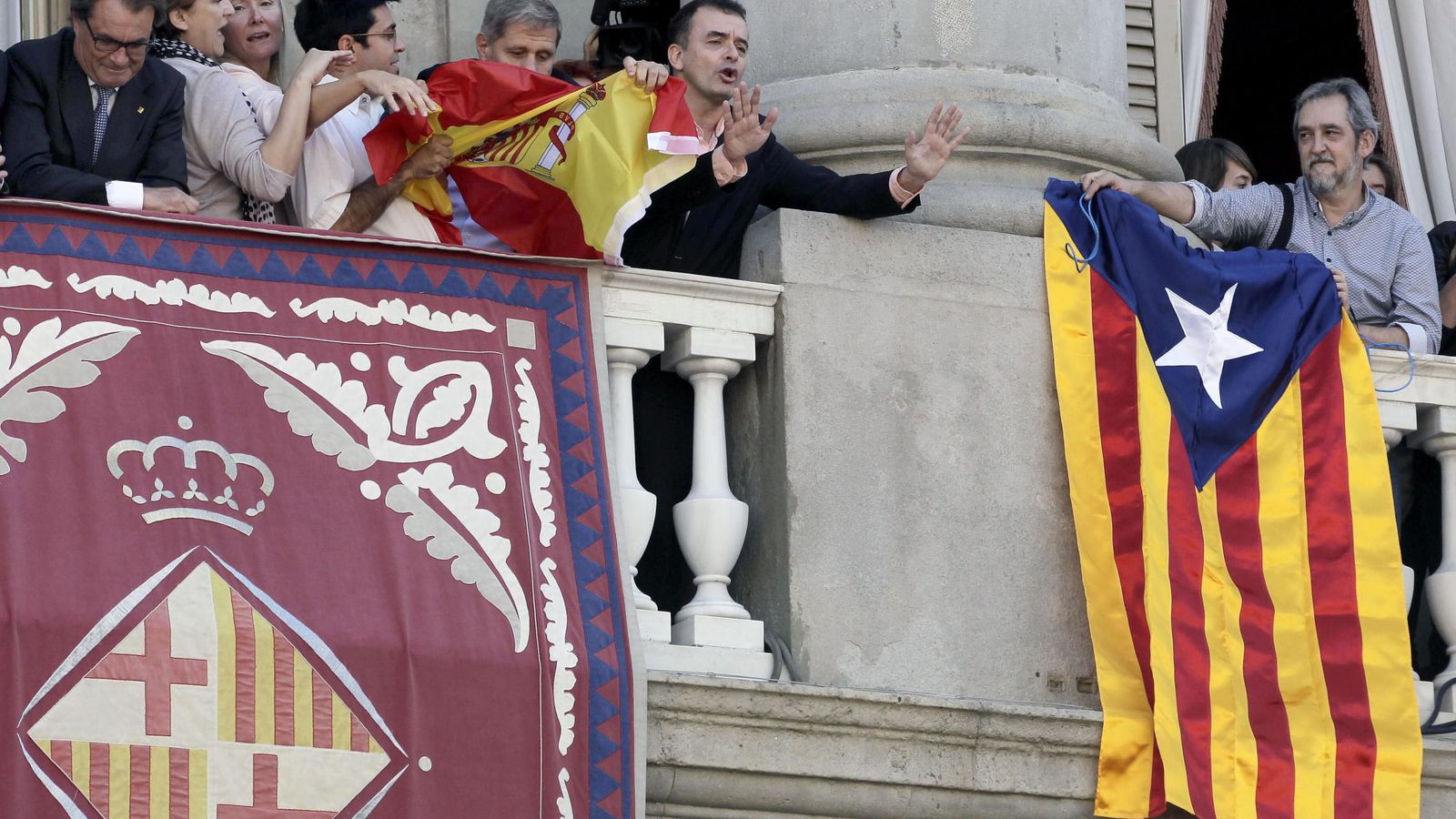 Foto: El líder de ERC en el Ayuntamiento de Barcelona, Alfred Bosch, y el del PPC, Alberto Fernández Díaz, durante el rifirrafe de banderas en Barcelona. (Efe)