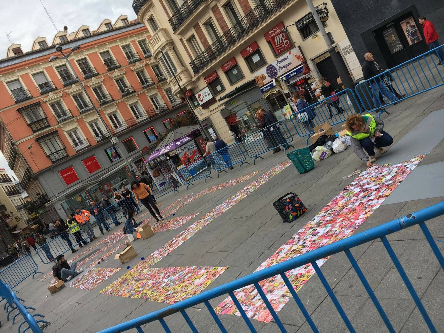 Voluntarios forman la palabra 'Help' con tarjetas en la plaza de Callao de Madrid. (Cedida)