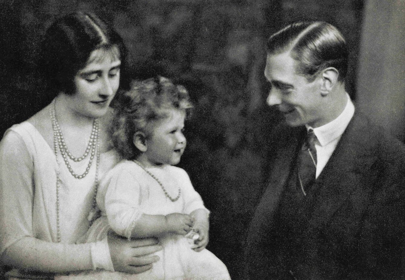 Isabel II, con sus padres. (CP)