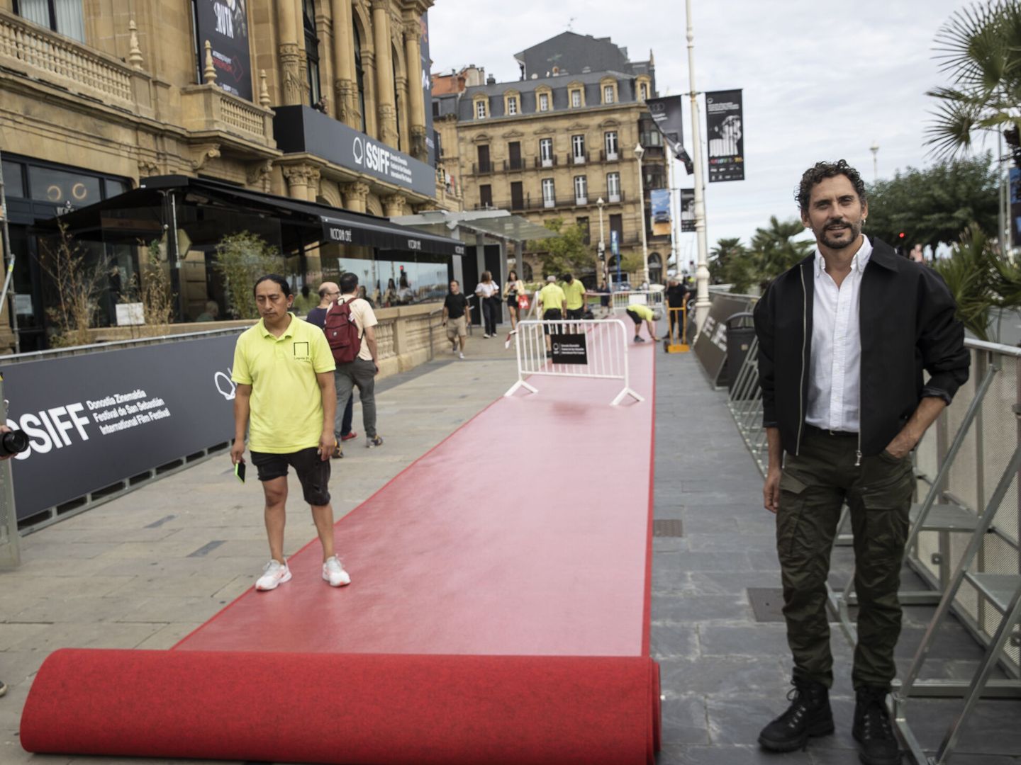 El actor Paco León posa junto a la alfombra roja del Festival de San Sebastián este jueves. (EFE  Javier Etxezarreta) 