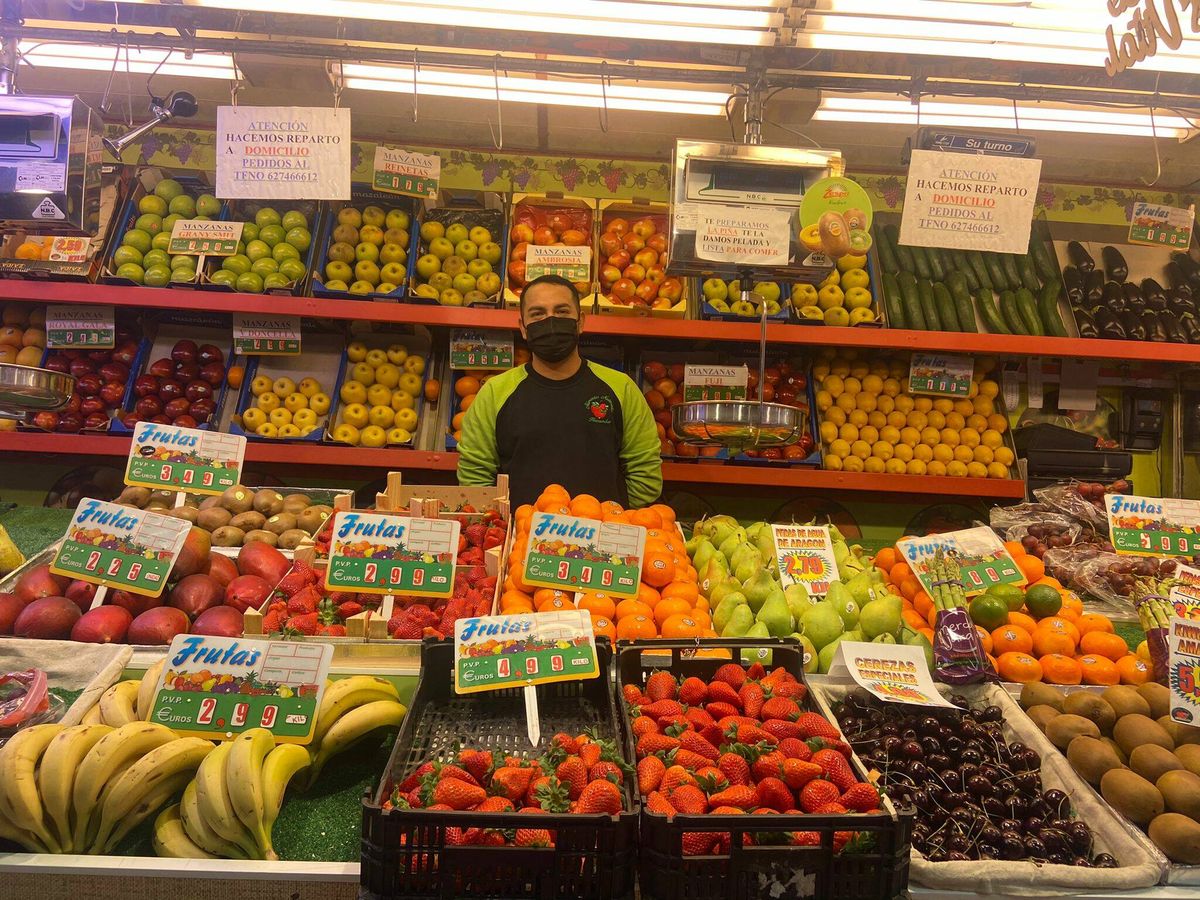 Foto: Cris el frutero explica la subida de la piña, el kiwi y la fresa. (A.F.)