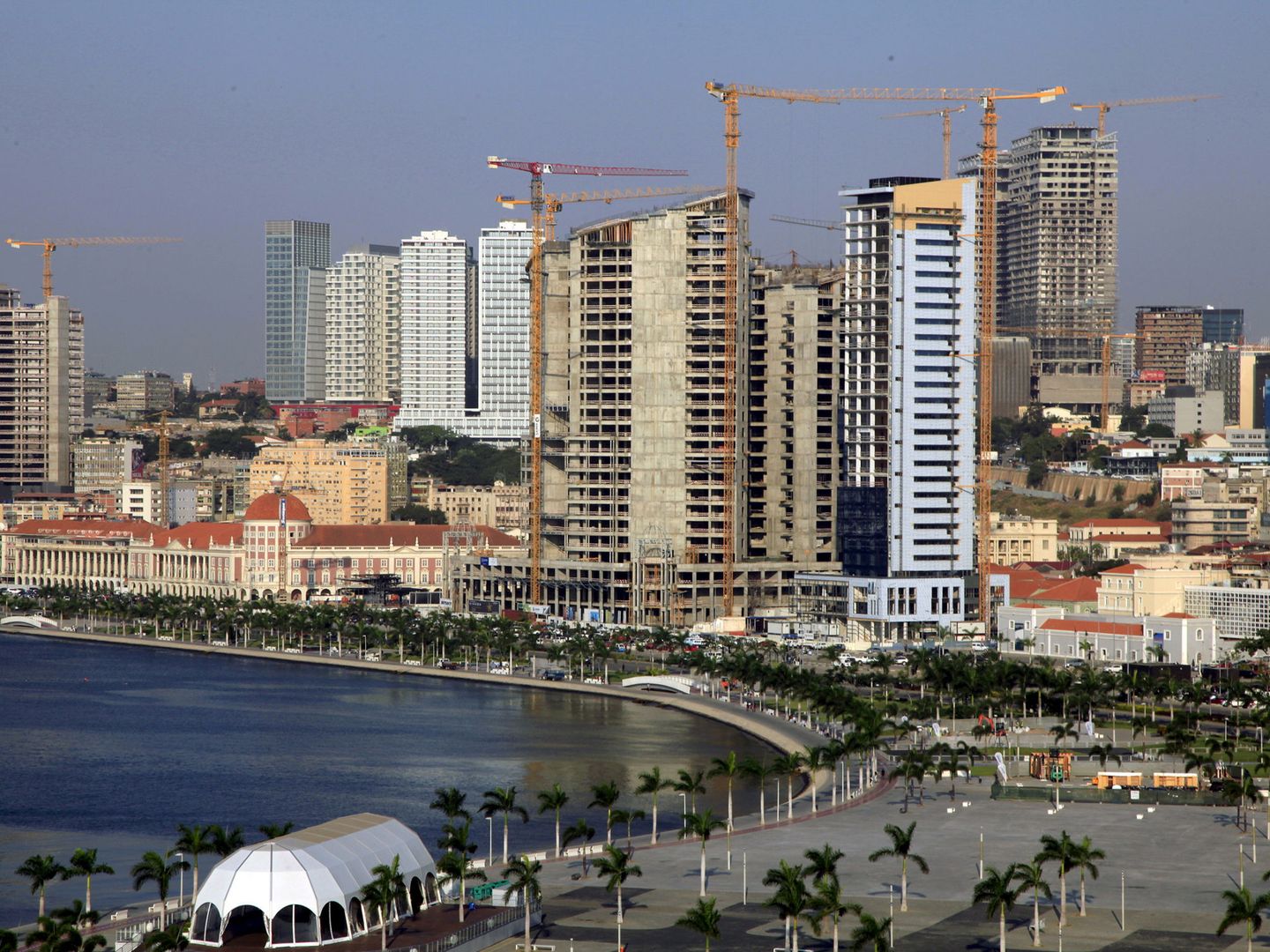 Rascacielos en construcción en Luanda, en mayo de 2015. (Reuters)
