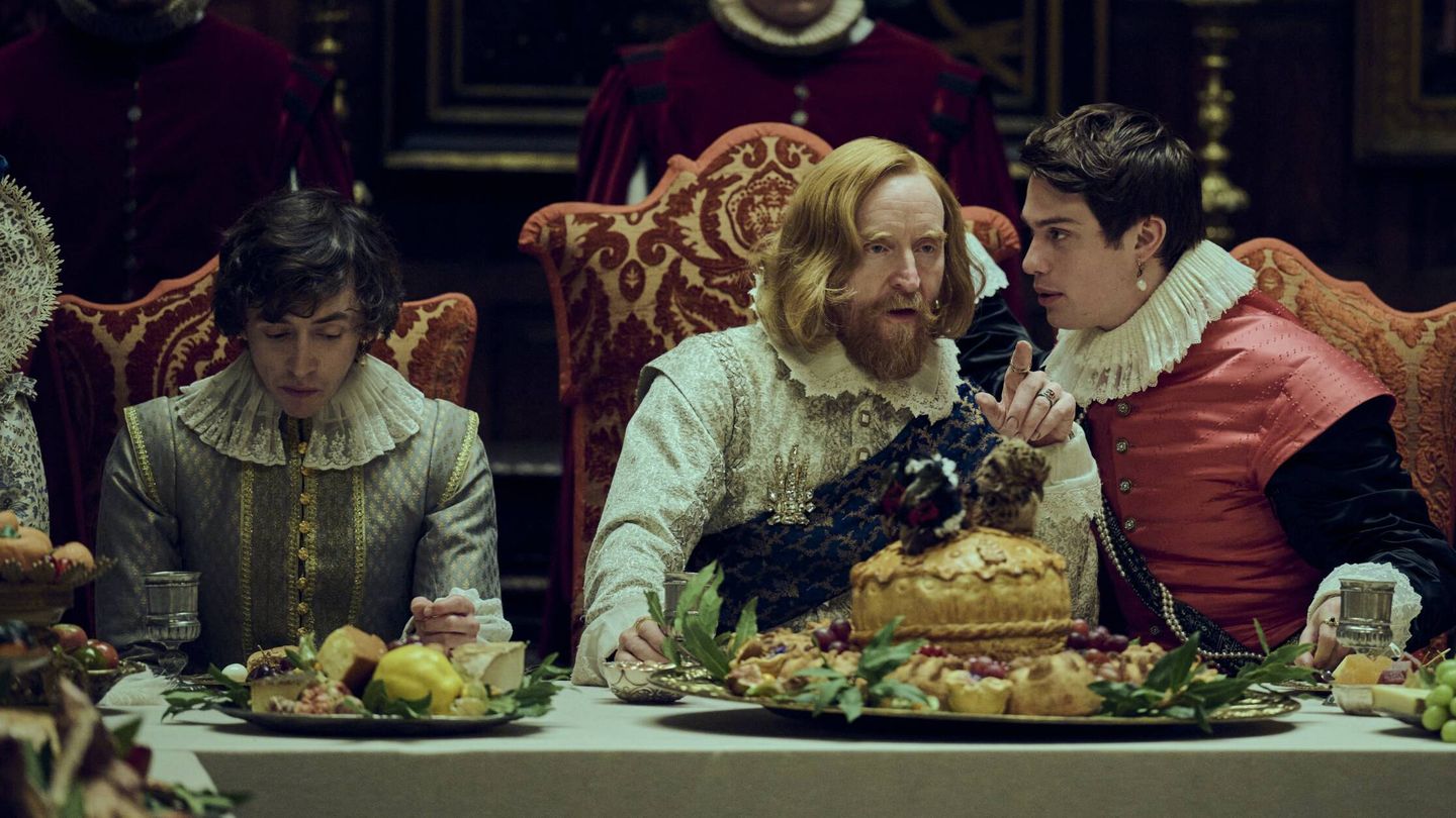 Tony Curran como el rey James I de Inglaterra y Nicholas Galitzine como George Villiers. (Imagen cedida por SkyShowtime)