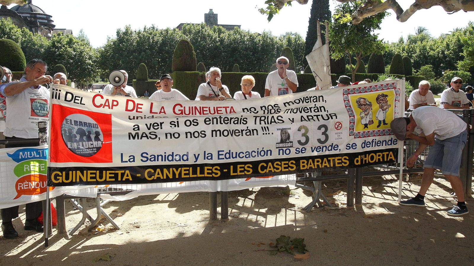 Foto: Manifestación frente al Parlament de Cataluña por los recortes en sanidad. (EFE)