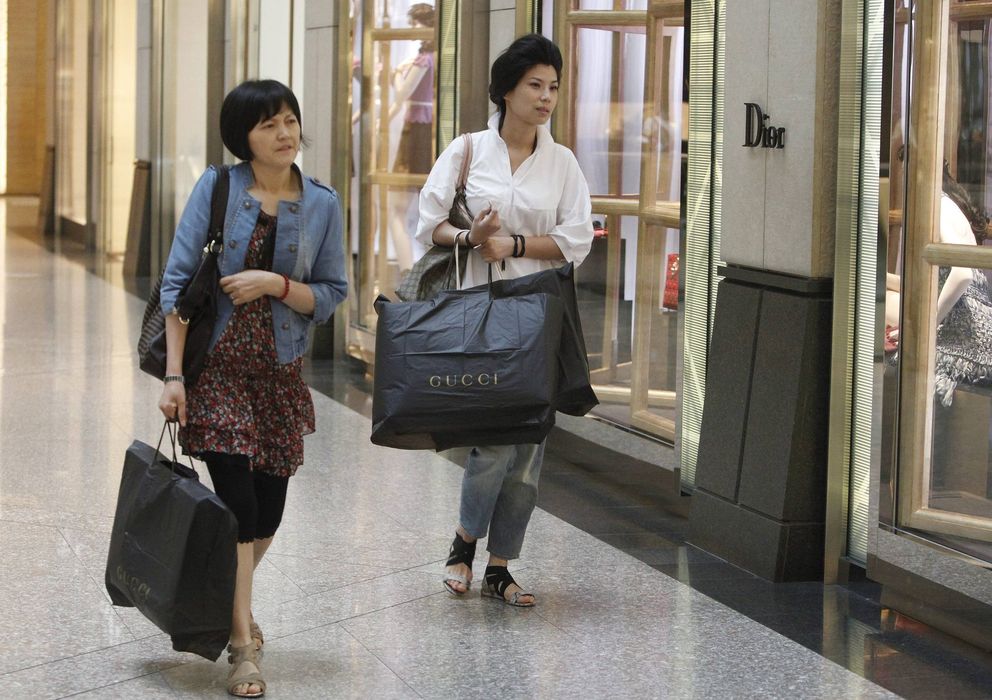 Foto: Dos mujeres asiáticas miran tiendas de lujo.