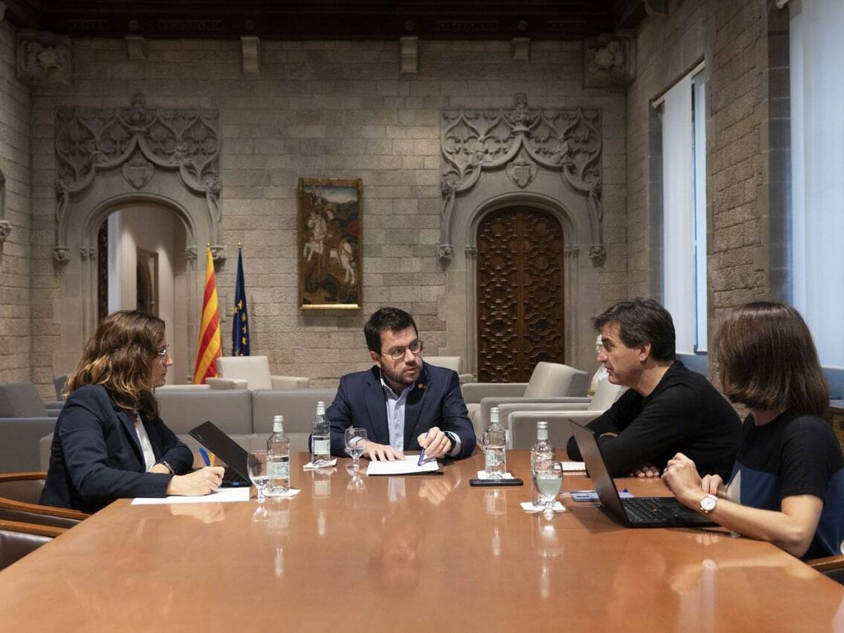 Foto: Aragonès, con su círculo más cercano en la Generalitat. (Generalitat de Cataluña)