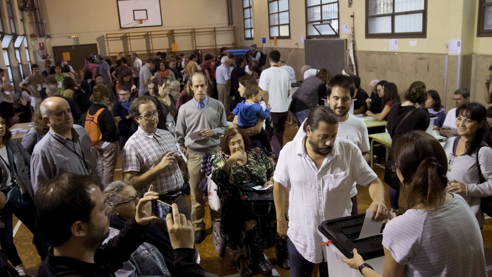 Foto: Mesa de votación en Barcelona. (EFE)