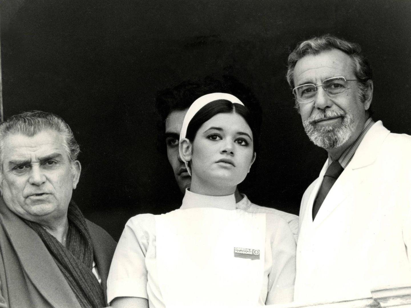 Una joven Teresa junto a Fernando Rey en la película 'Blanco, rojo y...'. (Cordon Press)