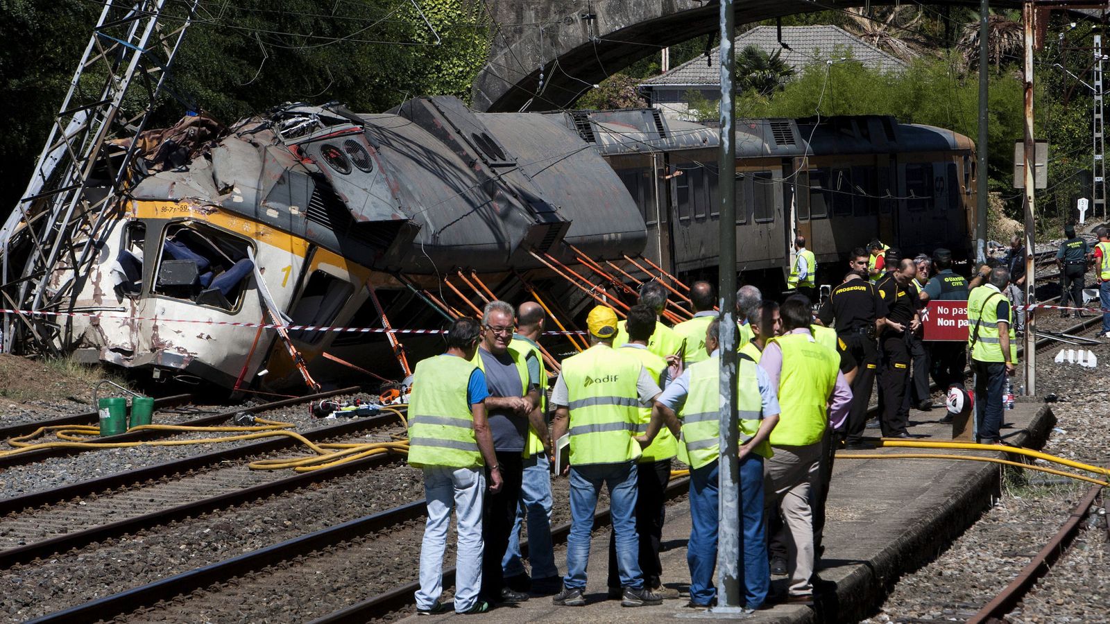 Foto: Expertos de Adif y de seguridad junto al tren descarrilado de Comboios de Portugal, ayer en O Porriño. (EFE)
