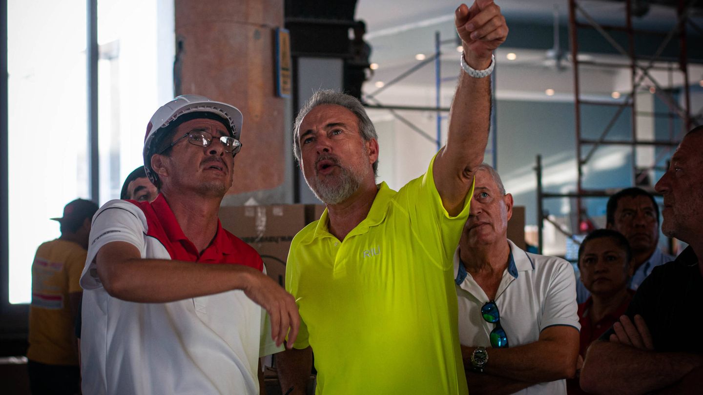 Luis manda mientras Rafael Expósito (detrás, con camisa blanca) y José María Sanchís (a la derecha, brazos cruzados) observan. (Foto: Carmen Castellón)